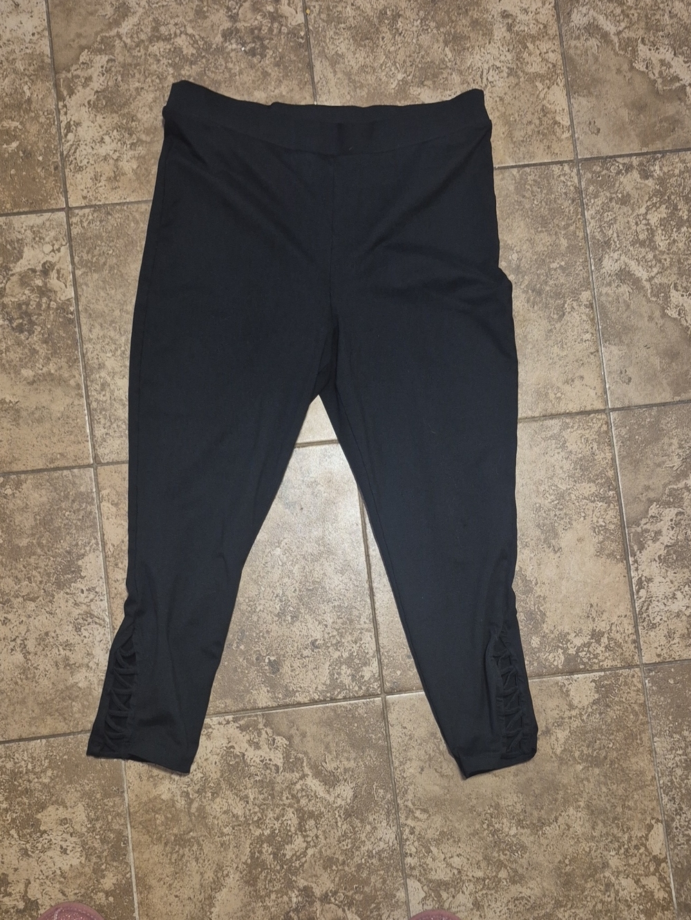 JustFab Black Capri Leggings with Side Ruched Hem